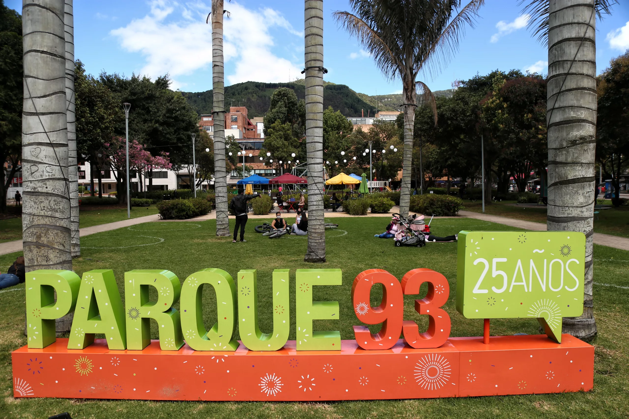 Parque de la 93 🎄: Una joya verde en el corazón de Bogotá